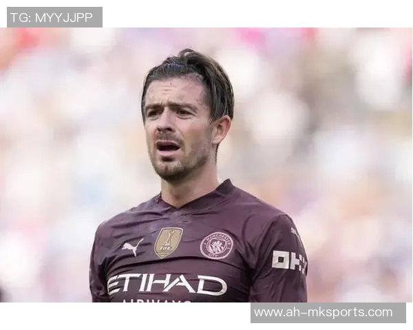 太阳报：格拉利什走进学校，为一位阅历崎岖的小球迷送礼物